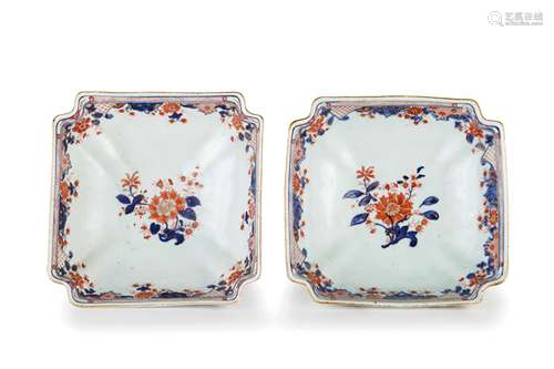 A RARE PAIR OF SQUARE IMARI PORCELAIN SERVING BOWLS, CHINA, 18TH CENTURY (2)