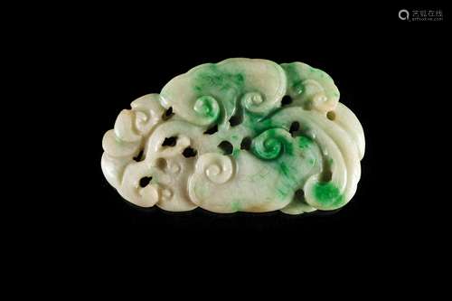 A SMALL GREEN AND WHITE JADE PENDANT, CHINA, 19TH CENTURY