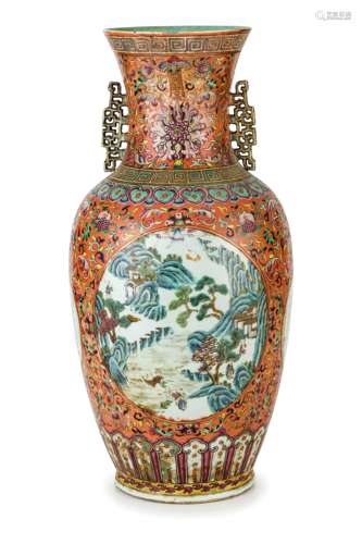 A LARGE 'FAMILLE ROSE' PORCELAIN VASE, CHINA, EARLY 20 TH CENTURY