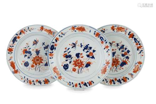 THREE IMARI PORCELAIN DISHES, CHINA, 18TH CENTURY (3)