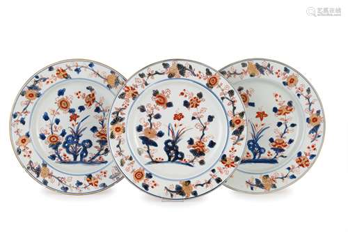 THREE IMARI PORCELAIN DISHES, CHINA, 18TH CENTURY (3)