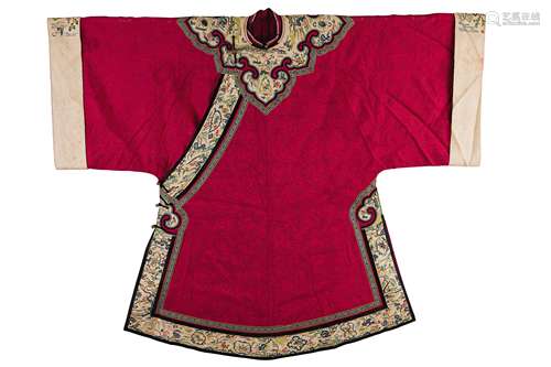 AN UNUSUAL HAN CHINESE WOMAN'S CRIMSON SILK INFORMAL COAT 'AO', QING DYNASTY, SECOND HALF 19TH CENTURY