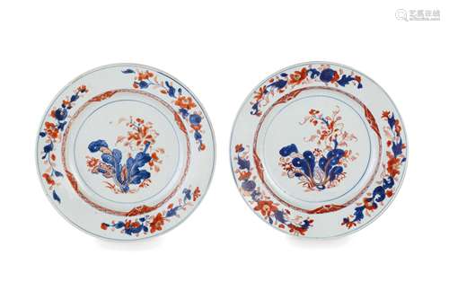 A PAIR OF IMARI PORCELAIN SAUCER DISHES. CHINA, 18TH CENTURY (2)