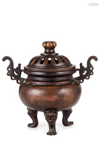 A TRIPODE BRONZE CENSER AND COVER, CHINA, APOCRYPHAL XUANDE MARK, QING DYNASTY (1644-1911)