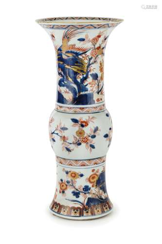 A NICE AND LARGE IMARI PORCELAIN 'GU' VASE, CINA, QING DYNASTY, KANGXI PERIOD (1662-1722)