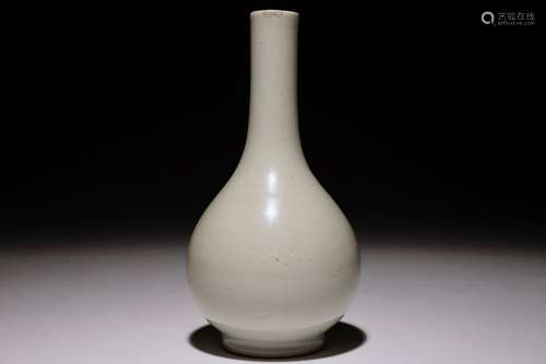 A Chinese monochrome white-glazed anhua dragon vase, 18/19th C.