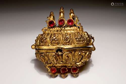 A gilt bronze amulet box with coloured glass inlay, India, 18th C.