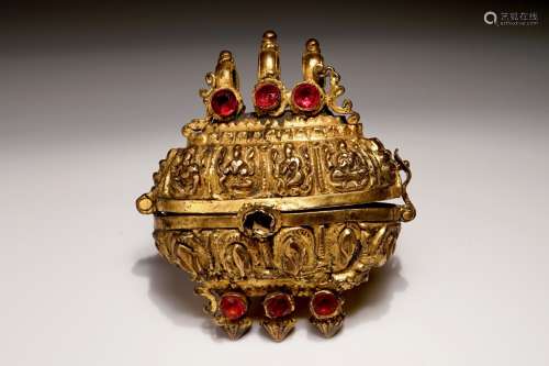A gilt bronze amulet box with coloured glass inlay, India, 18th C.