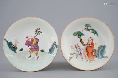 A pair of Chinese famille rose European subject plates, Qianlong/Jiaqing, 18/19th C.