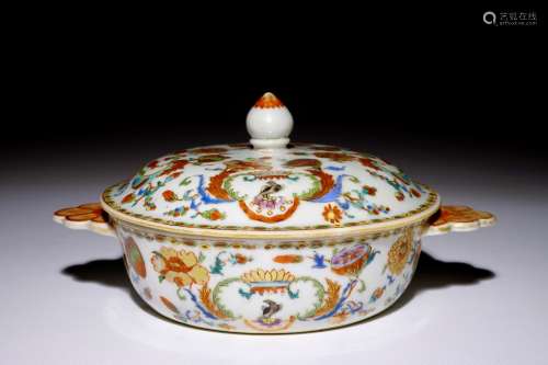 A Chinese export porcelain 'Pompadour' two-handled porringer and cover, ca. 1745