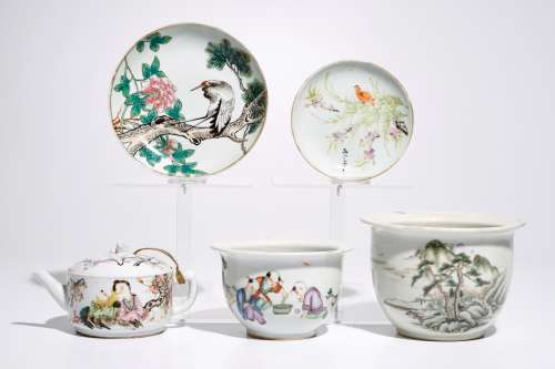 A varied lot of Chinese qianjiang cai porcelain, 19/20th C.