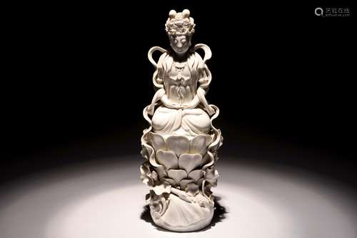 A tall Chinese Dehua blanc de Chine Guanyin seated on a lotus flower, 19/20th C.