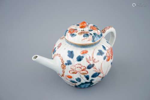 A ribbed Japanese Imari teapot and cover, 18th C.