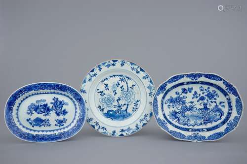 Two Chinese blue and white oval dishes and a plate, Qianlong