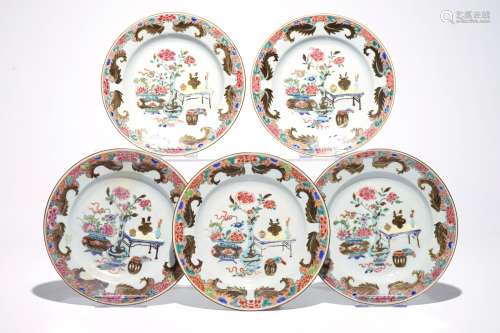 Five Chinese famille rose plates with antiquites design, Yongzheng/Qianlong