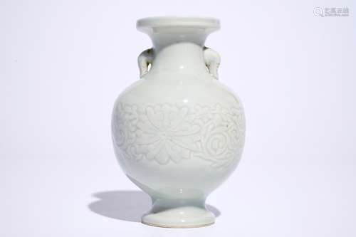 A fine Chinese celadon vase with incised lotus design, 18/19th C.