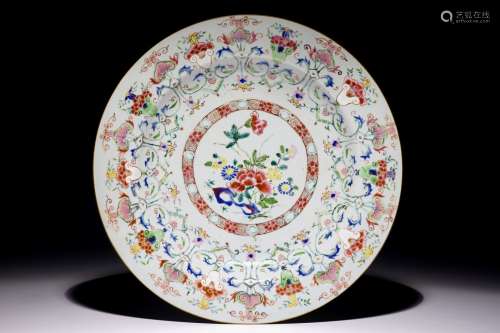 A large Chinese famille rose dish with a central flower medallion, Yongzheng/Qianlong