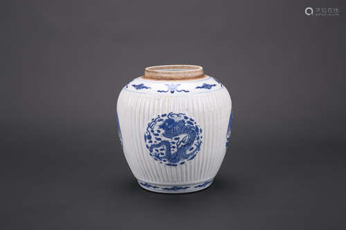 A Chinese Blue and White Porcelain Jar with Dragon Pattern