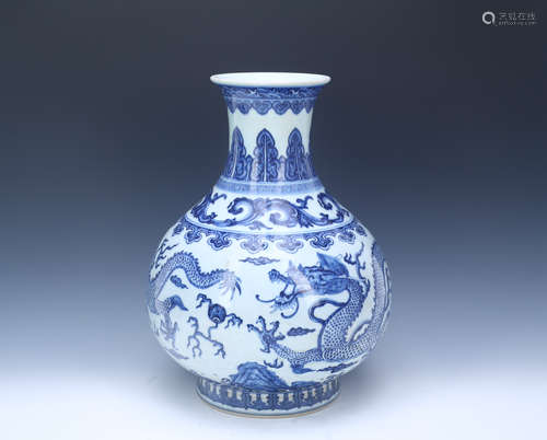 A Chinese Blue and White Porcelain Vase