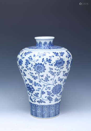 A Chinese Blue and White Porcelain Vase