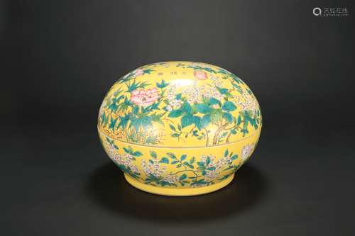 A Chinese Porcelain Box with Cover