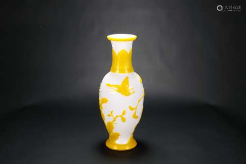 A Chinese Yellow Peking Glass Vase