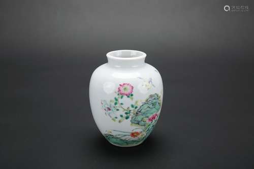 A Chinese Famille-Rose Porcelain Vase with Flowers and Birds Pattern