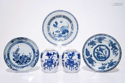 A pair Chinese blue and white ginger jars and three various blue and white floral plates, 18/19th C.