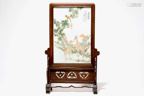 A Chinese table screen with a qianjiang cai plaque, 19/20th C.