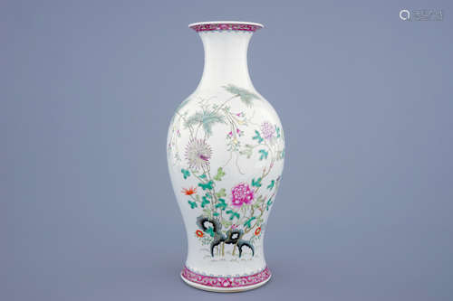 A fine Chinese famille rose vase with floral design, 19/20th C.