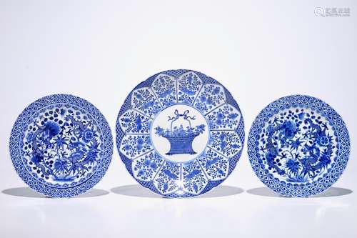 A pair of blue and white Chinese dragon plates and a charger with flower basket, 19th C.