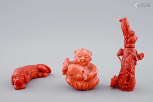 Three Chinese red coral figures incl. a snuff bottle, 19/20th C.