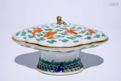 A Chinese famille verte covered bowl on foot with cranes among clouds, 19/20th C.
