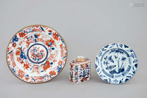 A Chinese Imari-style teacaddy, a salad dish and a blue and white plate, Qianlong