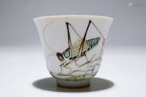 A Chinese famille rose grasshopper cup, Tongzhi mark, 19/20th C.