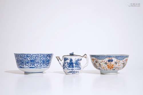 A Chinese blue and white octagonal bowl and teapot and an Imari-style bowl, 18/19th C.