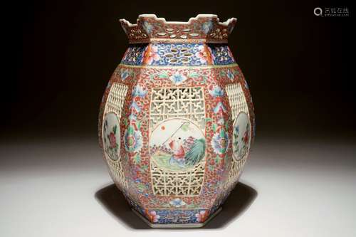 A reticulated Chinese famille rose lantern, 19/20th C.