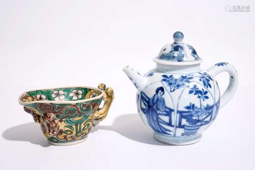 A blue and white Chinese teapot and cover and a verte biscuit libatie beker, Kangxi