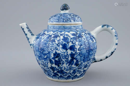 A Chinese blue and white teapot and cover, Kangxi