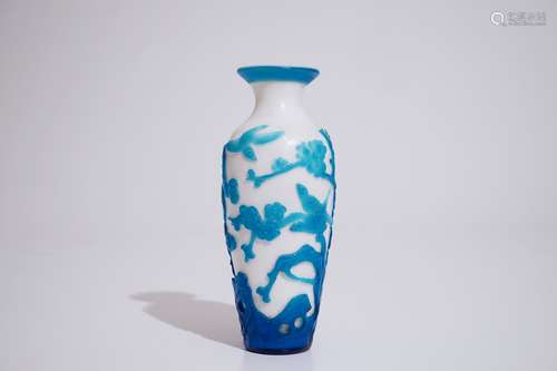 A Chinese blue overlay Beijing glass vase, 19/20th C.