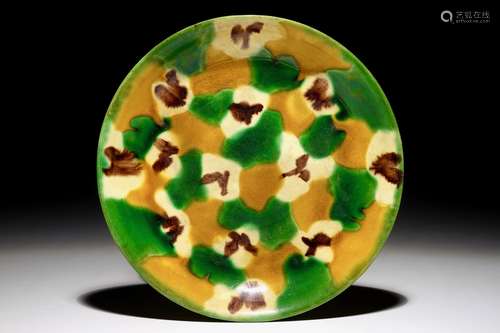 A Chinese spinach and egg glazed plate, 19th C.