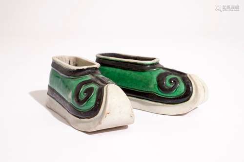 A pair of Chinese verte biscuit brushwashers modelled as shoes, Kangxi