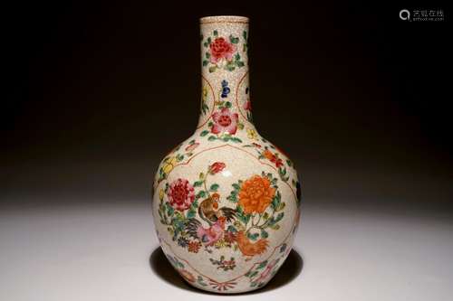 A Chinese famille rose crackle glaze vase with roosters, 19/20th C.