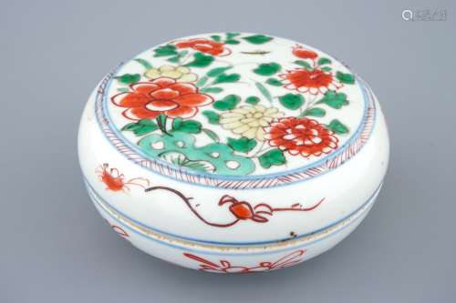 A round Chinese famille verte box with cover, Kangxi