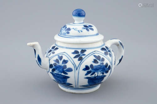 A Chinese blue and white teapot and cover, Kangxi