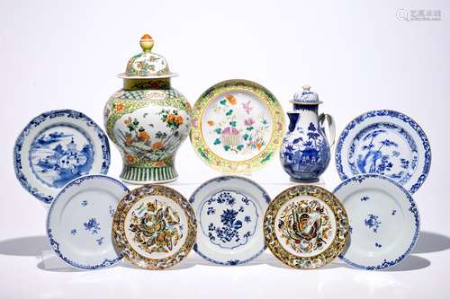 A Chinese blue and white jug, a famille jaune vase and eight plates, 18/19th C.