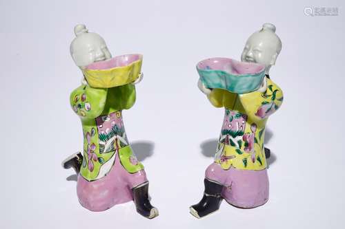 A pair of Chinese famille rose kneeling boy figures, 18/19th C.