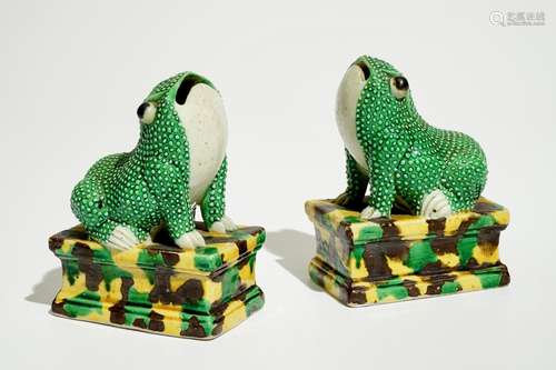 A pair of Chinese verte on biscuit models of frogs, Kangxi