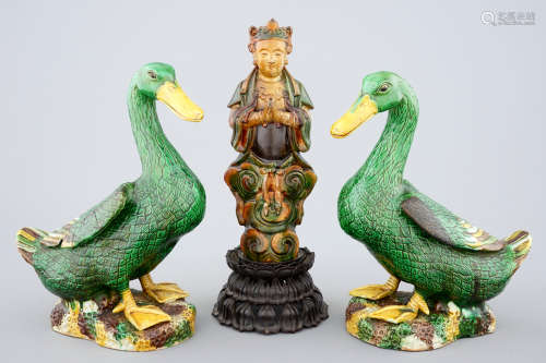 A Ming sancai Guanyin and a pair of verte biscuit figures of ducks, 18/19th C.