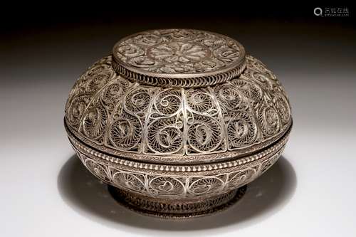 A Chinese filigree silver bowl and cover, 19th C.